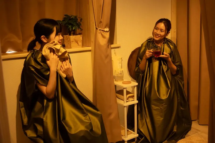 温香でよもぎ蒸しを受ける女性