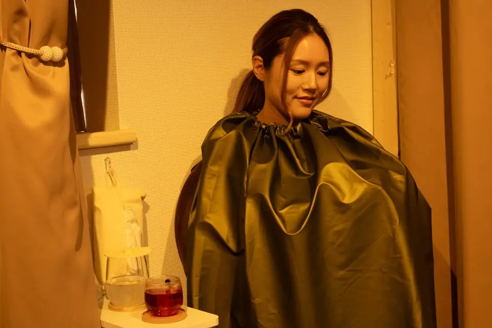 温香でよもぎ蒸しを受ける女性